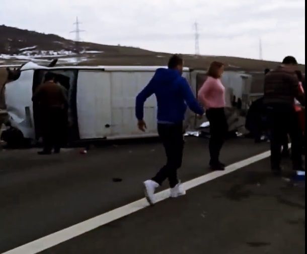 VIDEO | Grav accident pe autostrada A3! Mai multe persoane rănite după ce un microbuz s-a răsturnat