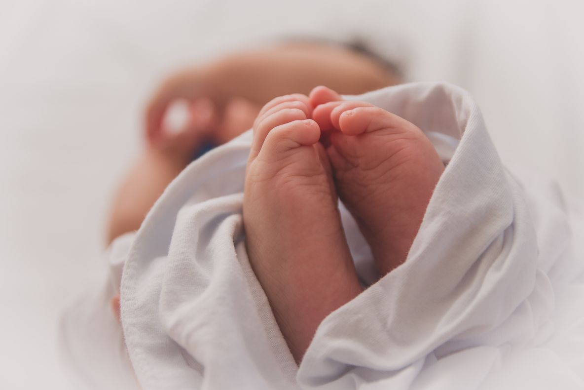 Bebeluș mort la trei zile după naștere. Familia acuză un medic arab că a refuzat că o consulte pe mamă