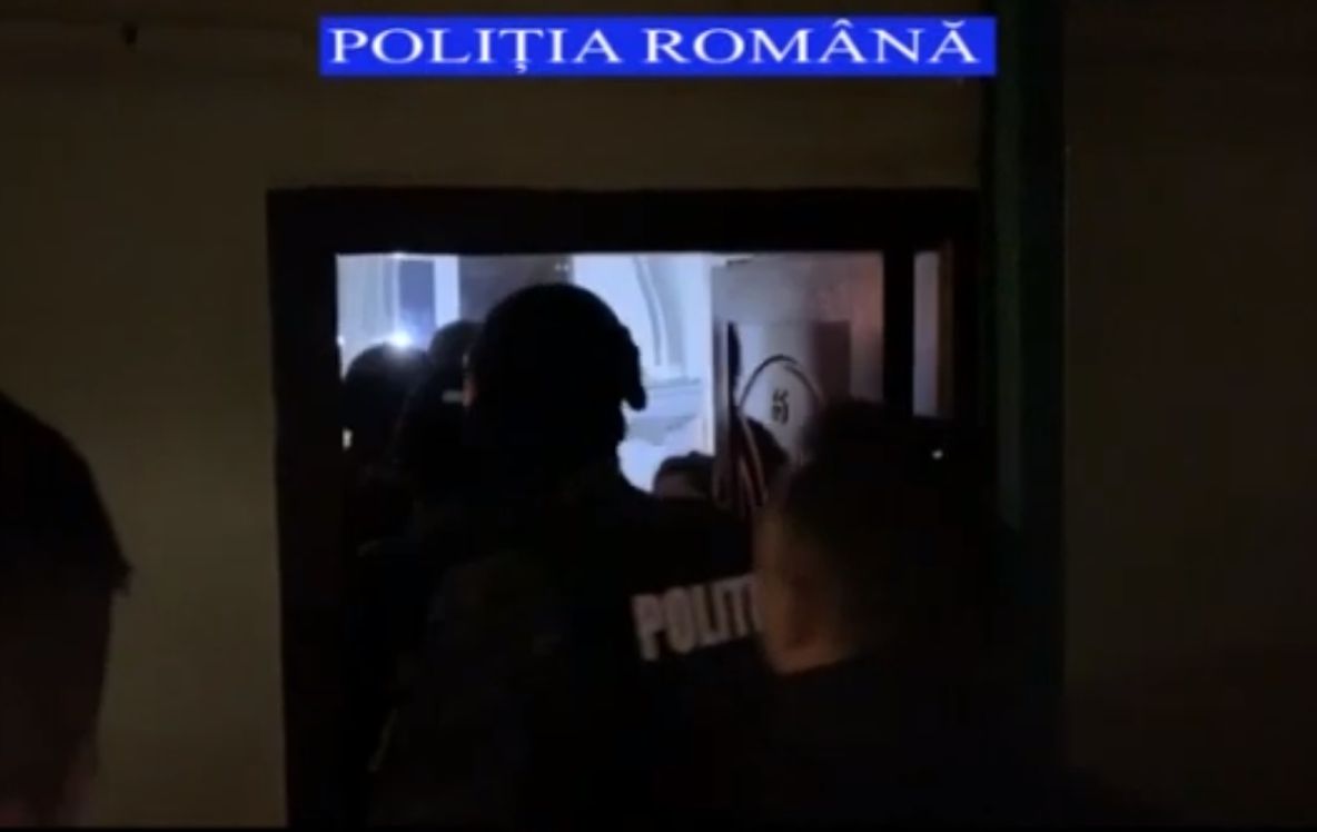 VIDEO | Persoane bănuite de comiterea de înşelăciuni prin metoda "Accidentul" identificate de poliţişti
