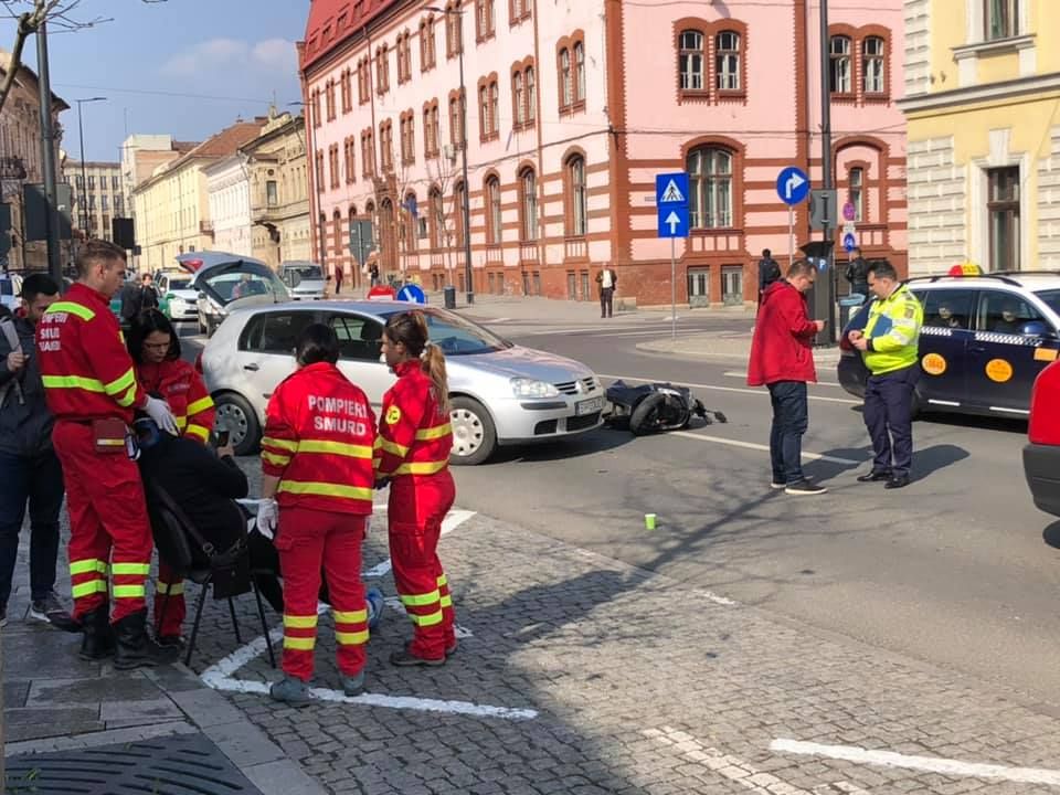 FOTO | Accident pe strada Avram Iancu din Cluj! Un motociclist a fost lovit de o maşină