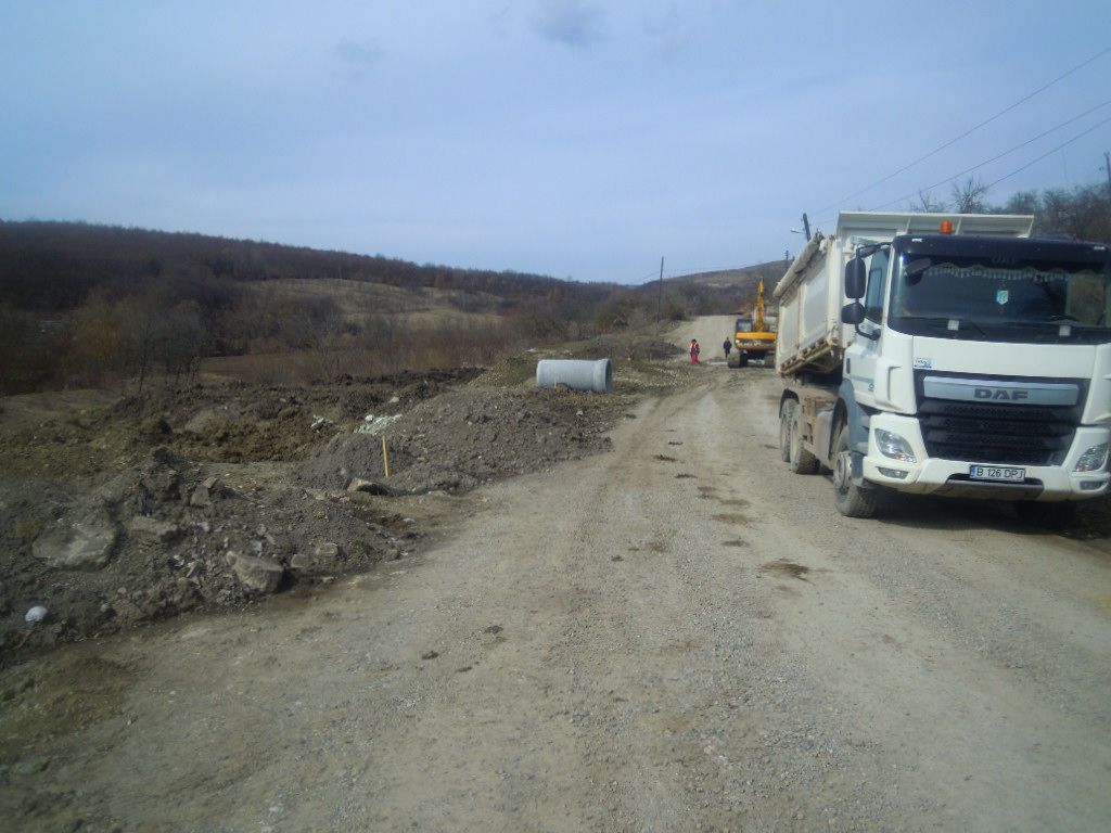 FOTO | Au fost reluate lucrările de reabilitare şi modernizare pe drumul judeţean Iclod – Aluniş – Corneni