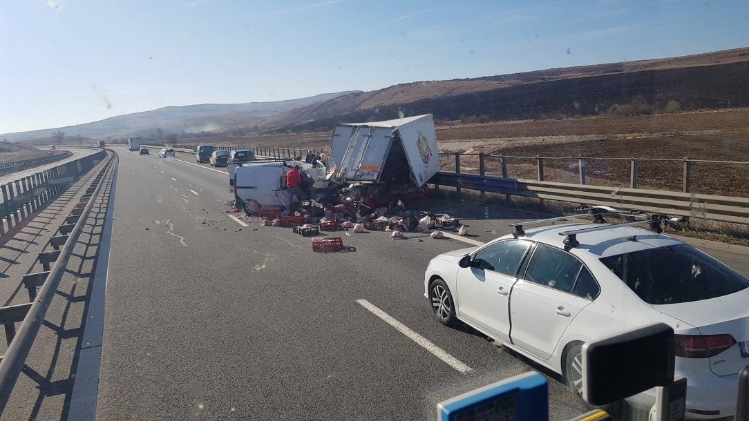 FOTO | Accident pe Autostrada A3! O maşină a lovit o autoutilitară care staţiona pe banda de urgenţă