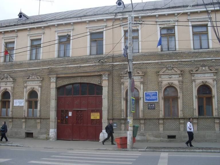 Acţiune a poliţiştilor la liceul “Ana Ipătescu”. Elevii au primit informaţii despre riscurile consumului de droguri, alcool sau tutun