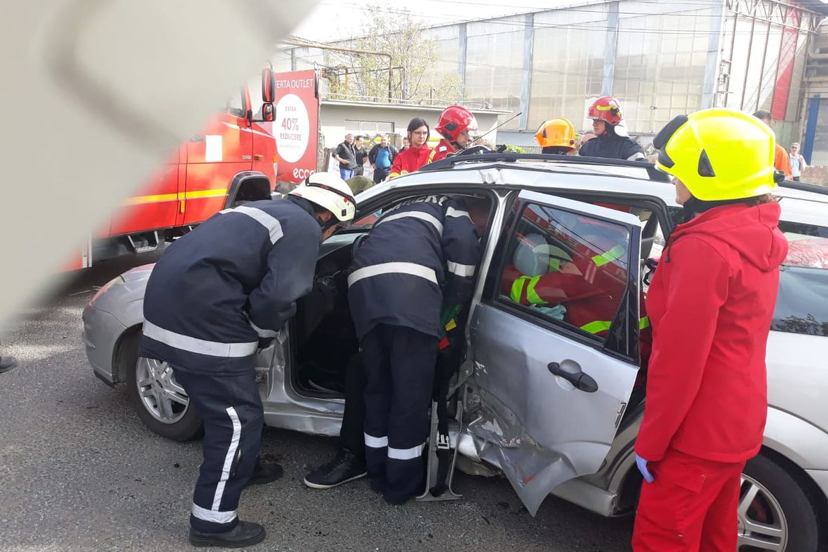FOTO | Accident în Cluj-Napoca! Două persoane au fost rănite după ce o maşină a intrat pe contrasens