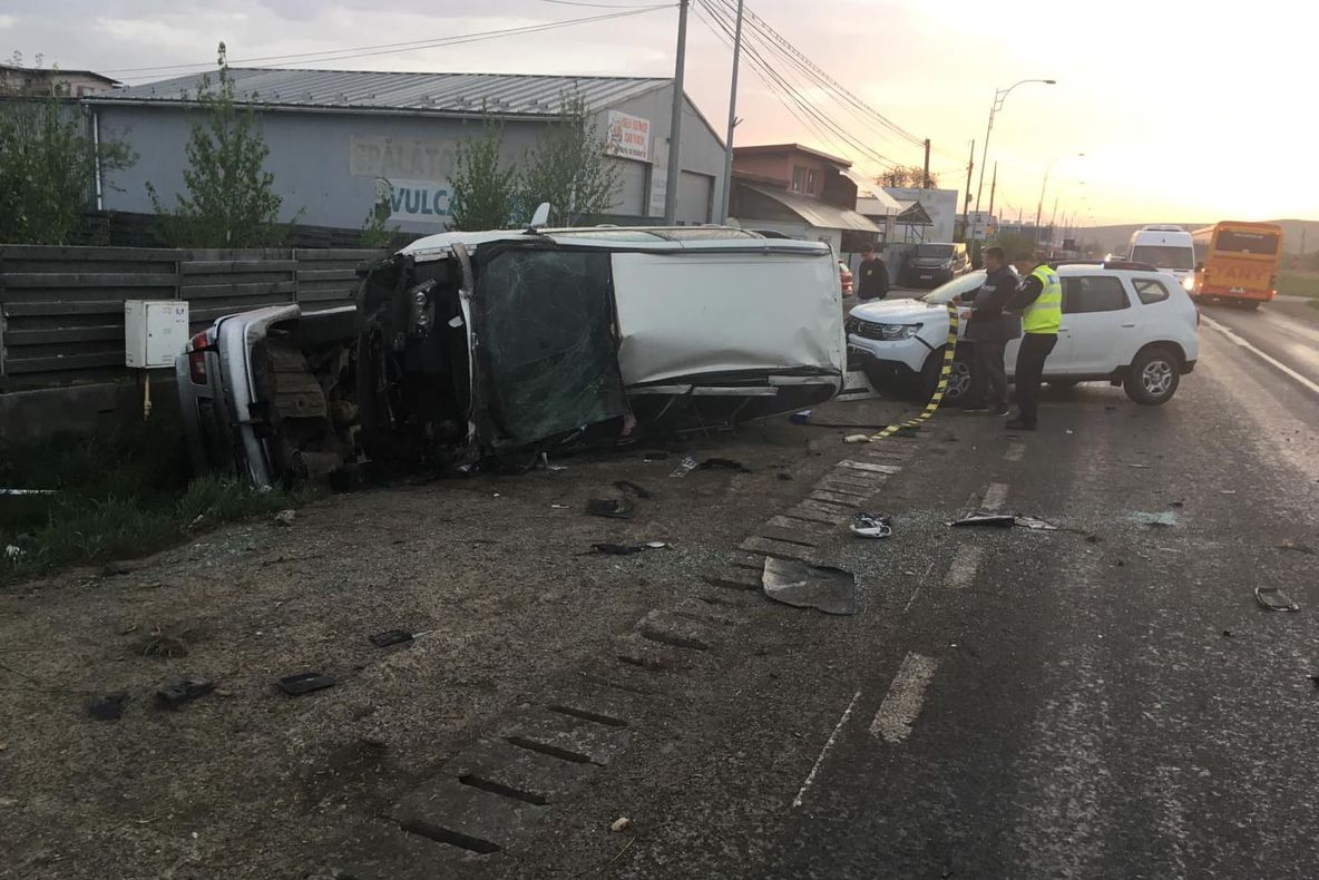 FOTO | Accident cu trei maşini! Două s-au răsturnat, iar şoferul vinovat a fugit de la faţa locului