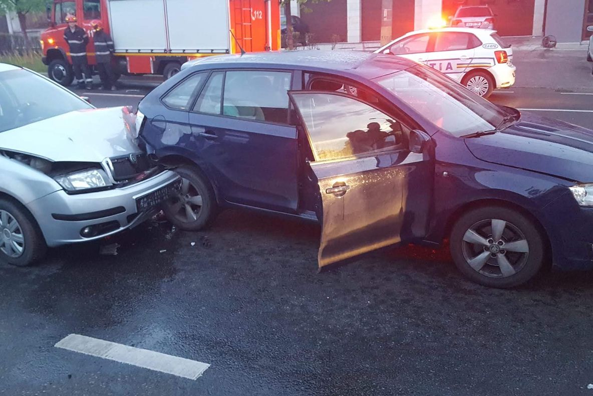 FOTO | Grav accident în Cluj! O persoană a fost lovită de două mașini