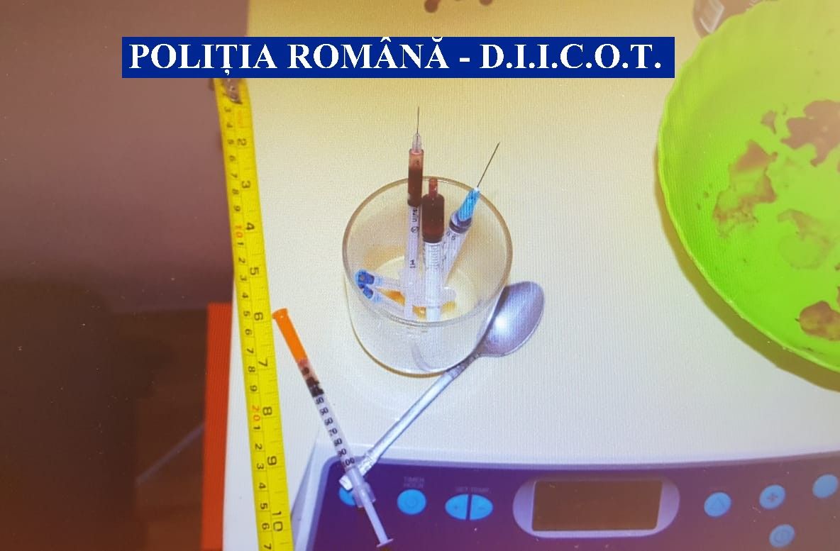 Bărbaţi arestaţi pentru proxenetism şi trafic de persoane! Îşi drogau victimele cu heroină