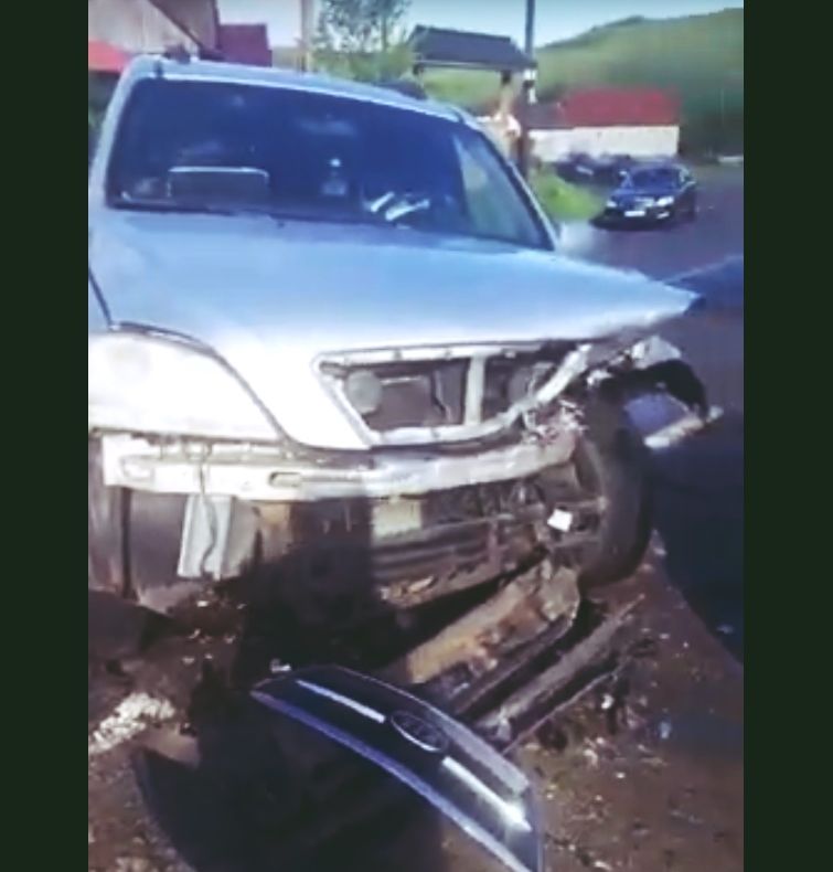 VIDEO | Accident cu trei maşini în Corpadea! Două persoane au fost rănite