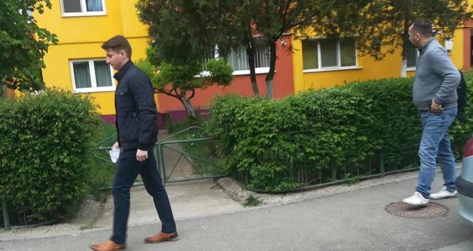 VIDEO | Tineri din PNL Cluj prinşi când împărțeau pliante false în numele USR-PLUS