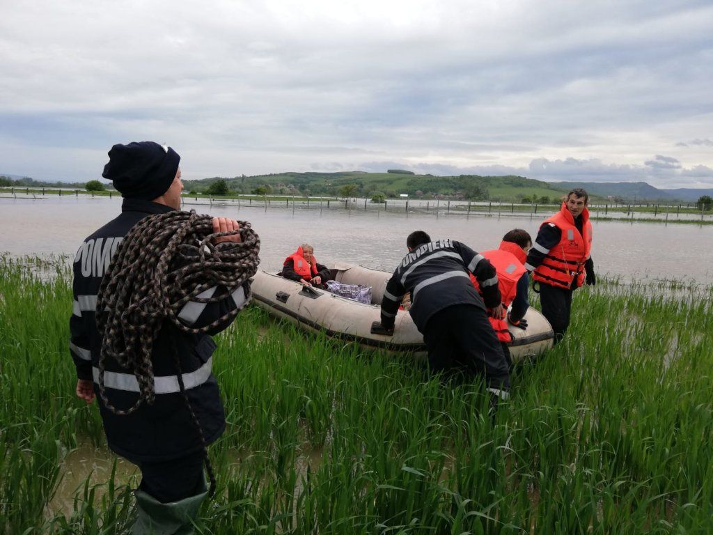 FOTO | Oameni salvaţi de ape! Pompierii clujeni au intervenit cu o barcă de salvare