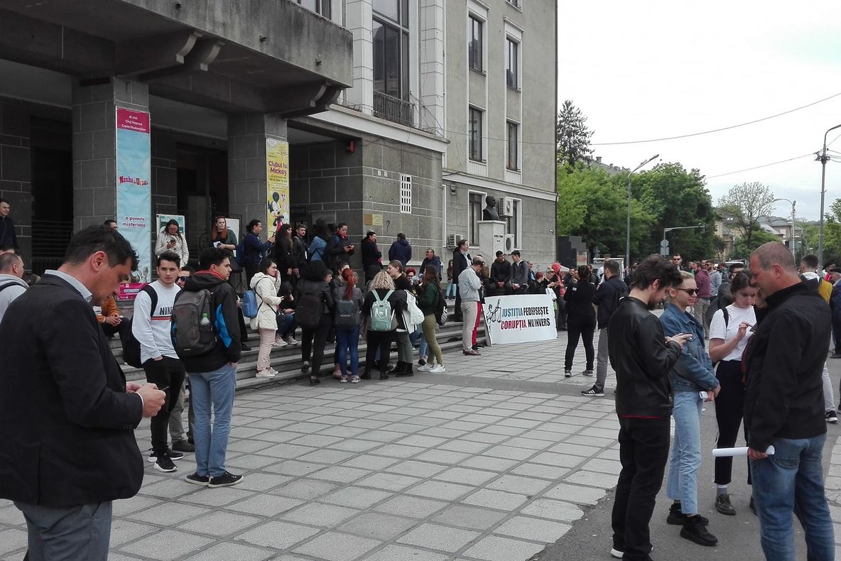 Peste 200 de protestatari au aşteptat-o pe Viorica Dăncilă la Cluj (VIDEO)