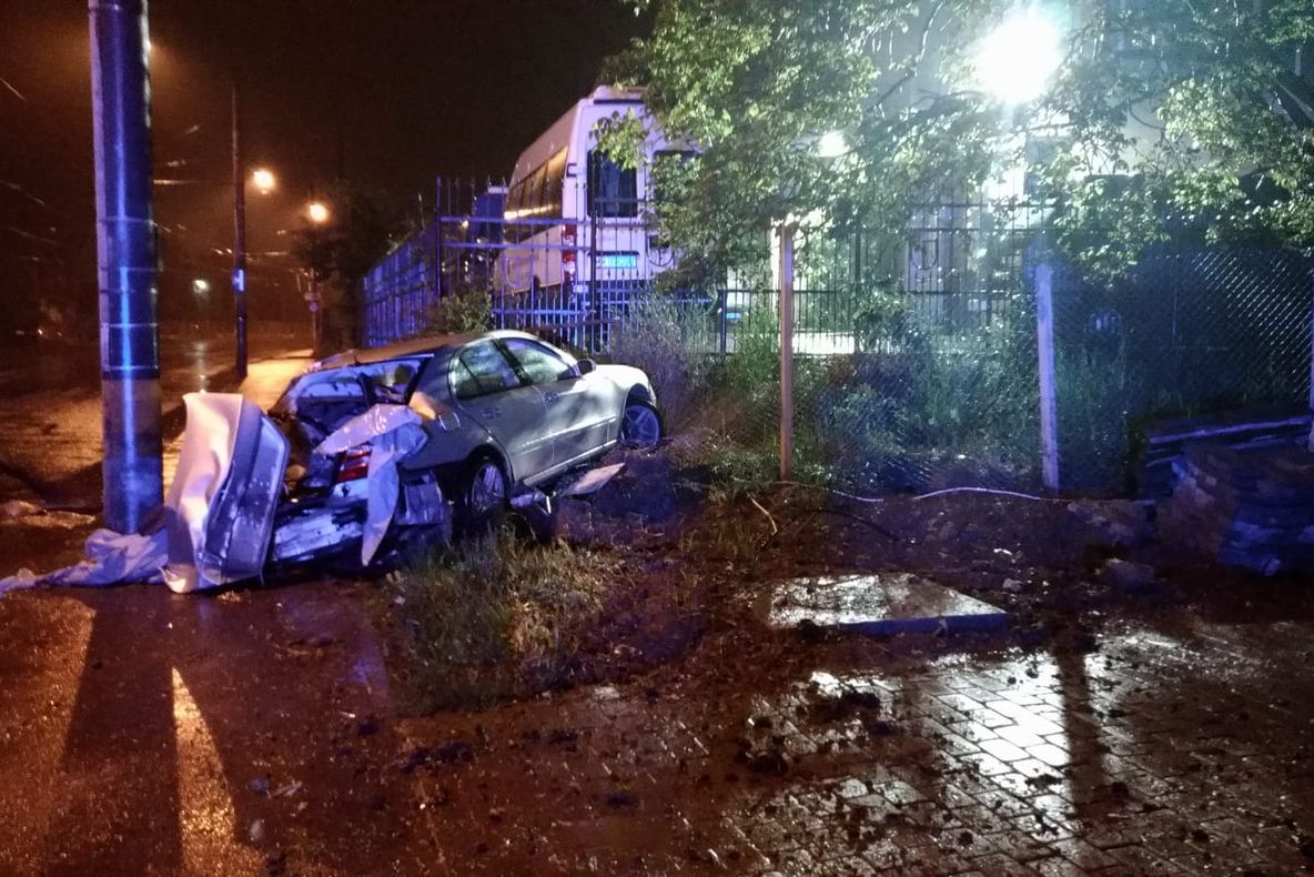 FOTO | Grav accident în Cluj! O maşină a lovit doi stâlpi, iar şoferul a fugit de la faţa locului