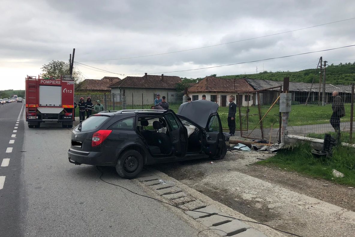 FOTO | Accident: două persoane rănite pe DN1C după explozia unui pneu