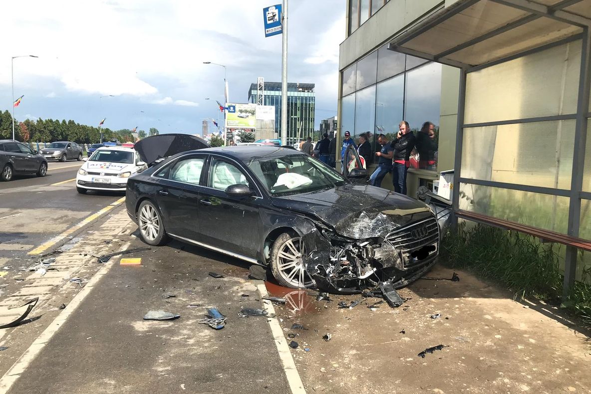 FOTO | Accident în Floreşti! A intrat pe contrasens şi a băgat o femeie în spital