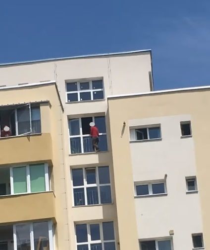 FOTO | O femeie a vrut să se arunce de la etajul 10 al unui bloc din Cluj! Poliţiştii au reuşit să o salveze