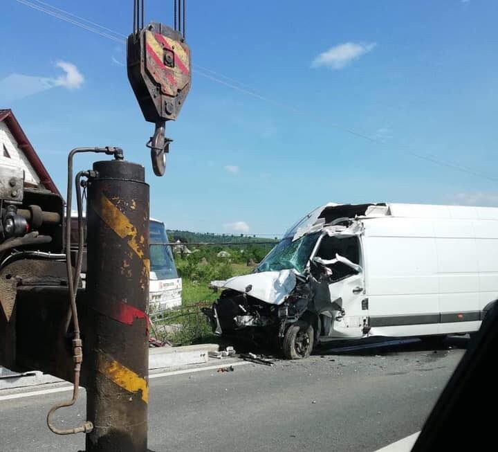 FOTO | Tânăr din Țaga, condamnat la închisoare, a furat o dubă şi a provocat un accident în judeţul Maramureş