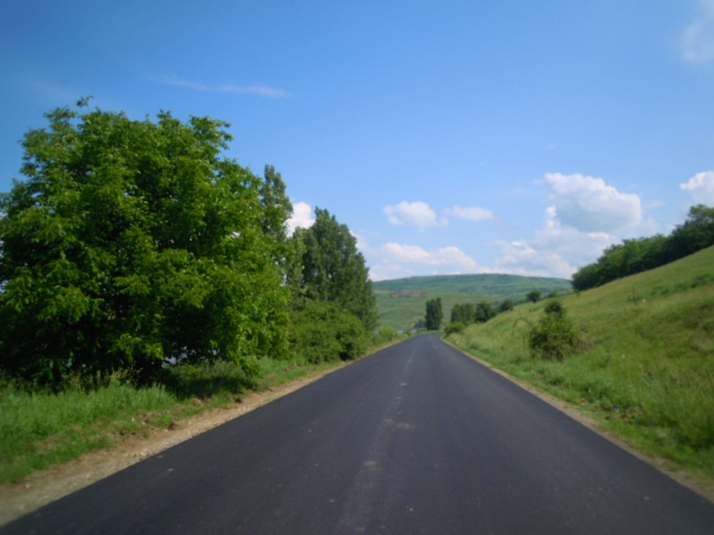 FOTO | Au fost asfaltaţi 10 km din drumul care leagă Gherla de Geaca