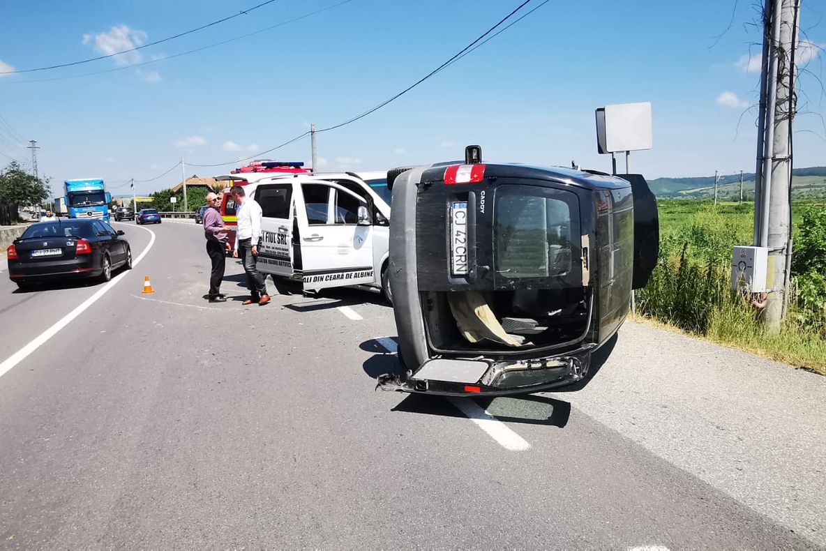 FOTO | Impact violent pe o şosea din Cluj! O persoană rănită şi o maşină răsturnată pe şosea