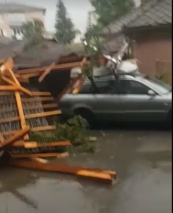 VIDEO | Prăpăd la Dej în urma unei vijelii anunţate prin RO-ALERT