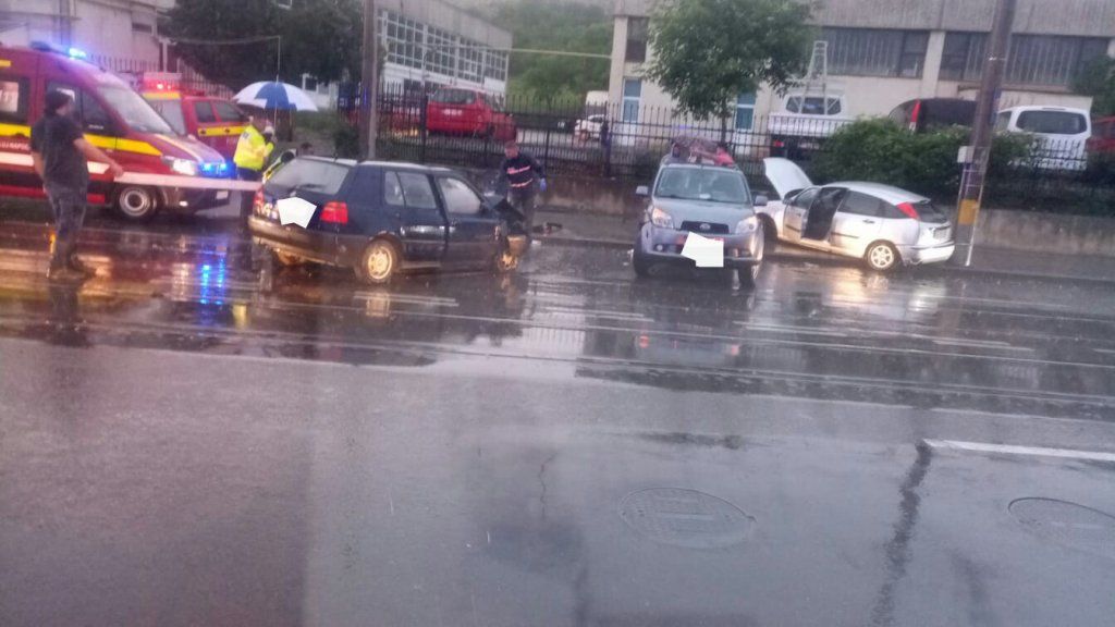 Accident soldat cu trei răniţi, pe Bulevardul Muncii din Cluj-Napoca
