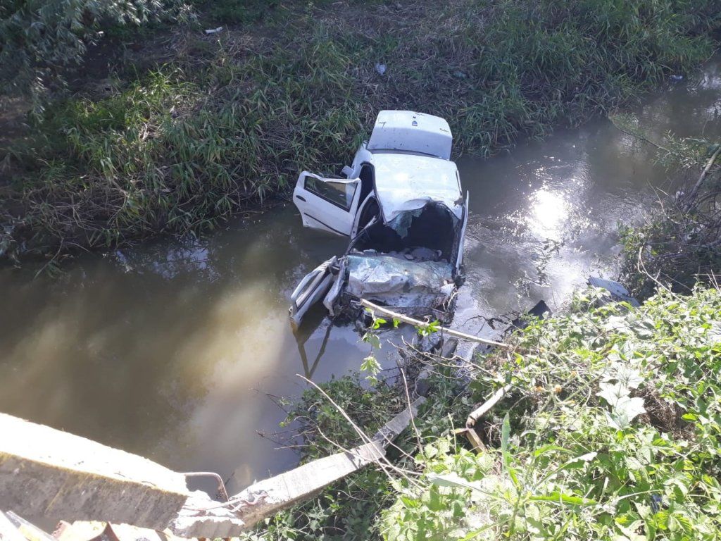 Beat şi fără permis a plonjat cu maşina în pârâu