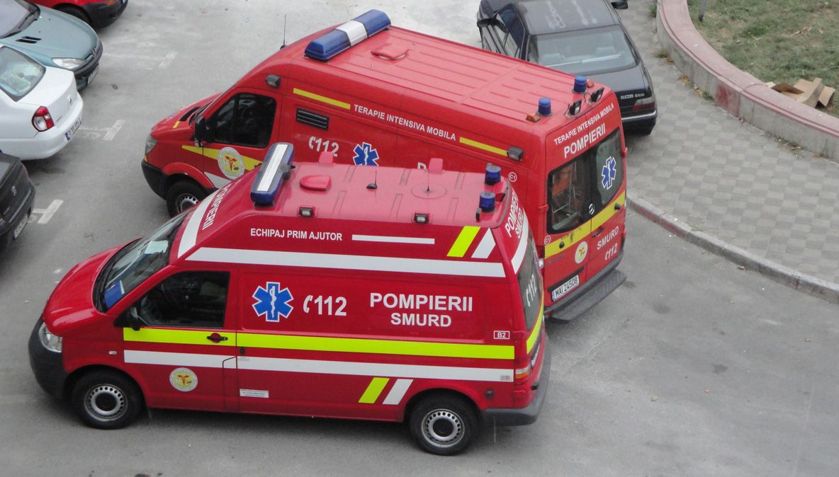 O fetiţă a scăpat cu viaţă după ce a căzut de la etajul trei al unui bloc din Cluj-Napoca