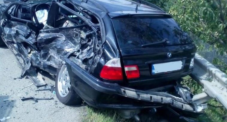 Patru persoane, printre care doi copii, au ajuns la spital în urma unei depăşiri neregulamentare