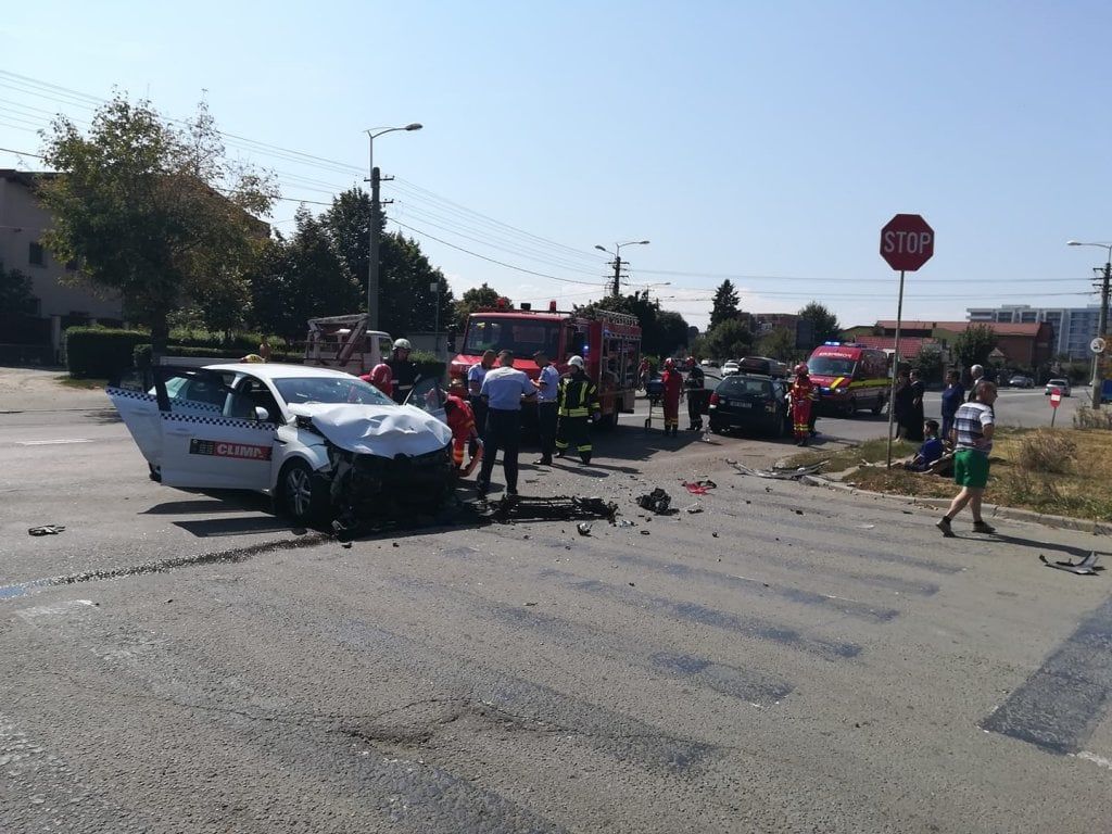 FOTO | 7 persoane rănite într-un grav accident petrecut în Cluj-Napoca