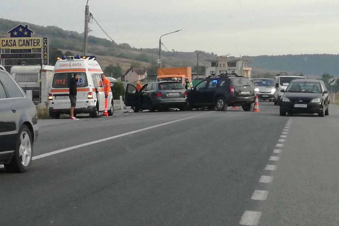 FOTO | Accident în Jucu! O persoană rănită după impactul dintre două maşini