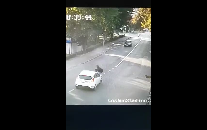 Impact violent surprins de camerele de supraveghere! Femeie aflată pe trotinetă lovită de maşină (VIDEO)