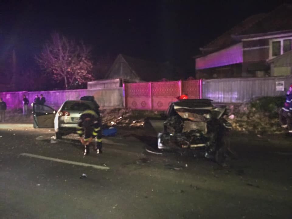 Grav accident în Topa Mică! Impact violent între două autoturisme (FOTO)