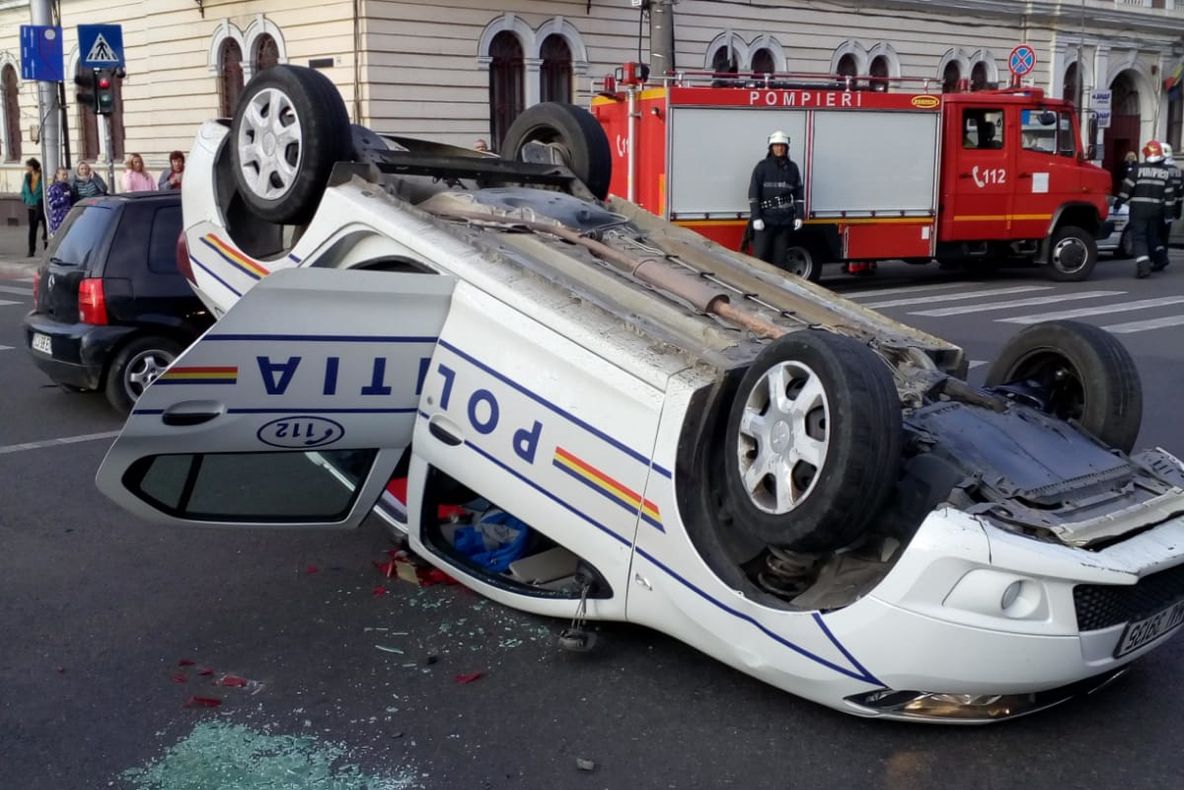 FOTO | Poliţişti implicaţi într-un accident rutier în Cluj! Maşina lor s-a răsturnat după impactul cu un alt autoturism
