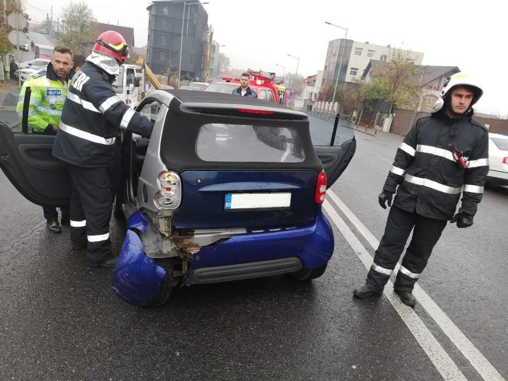 Un şofer a rămas încarcerat în urma unui accident petrecut pe Calea Turzii