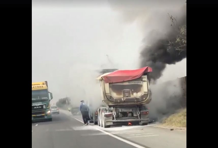 FOTO | Camion cuprins de flăcări la intrare în Livada