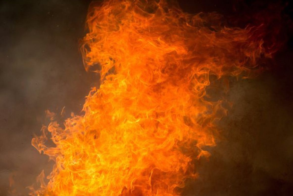 O casă din Dăbâca a luat foc