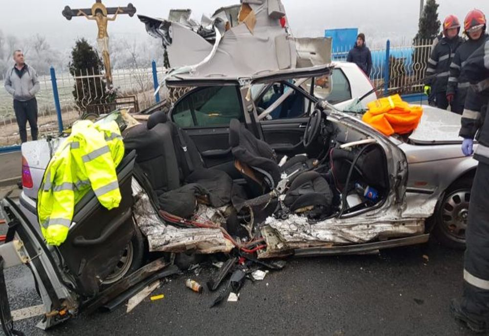 FOTO | Accident grav la ieşire din Cluj! Trei oameni răniţi după impactul dintre trei maşini