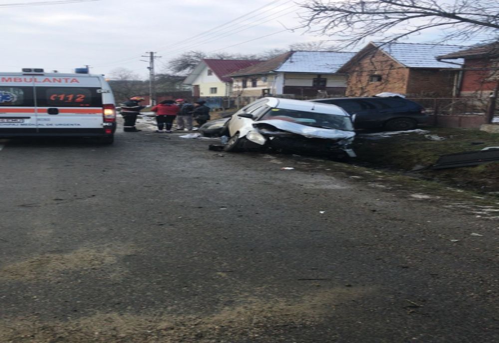 FOTO | Grav accident în judeţul Cluj provocat de o şoferiţă începătoare! A fost solicitat şi un elicopter SMURD