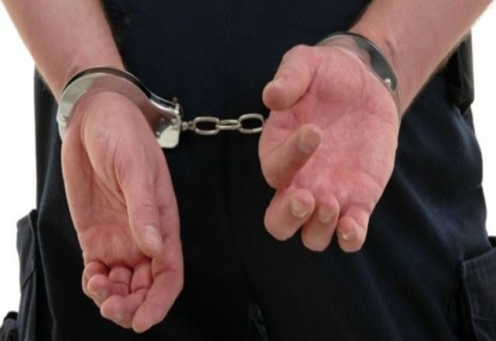 Un tânăr care a distrus o maşină parcată a fost prins de poliţişti după aproape 4 luni