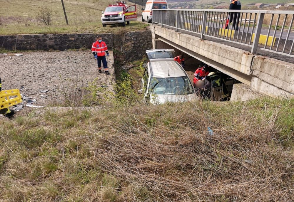 FOTO | Două persoane rănite într-un accident rutier! Şoferul a zburat cu maşina pe lângă un pod