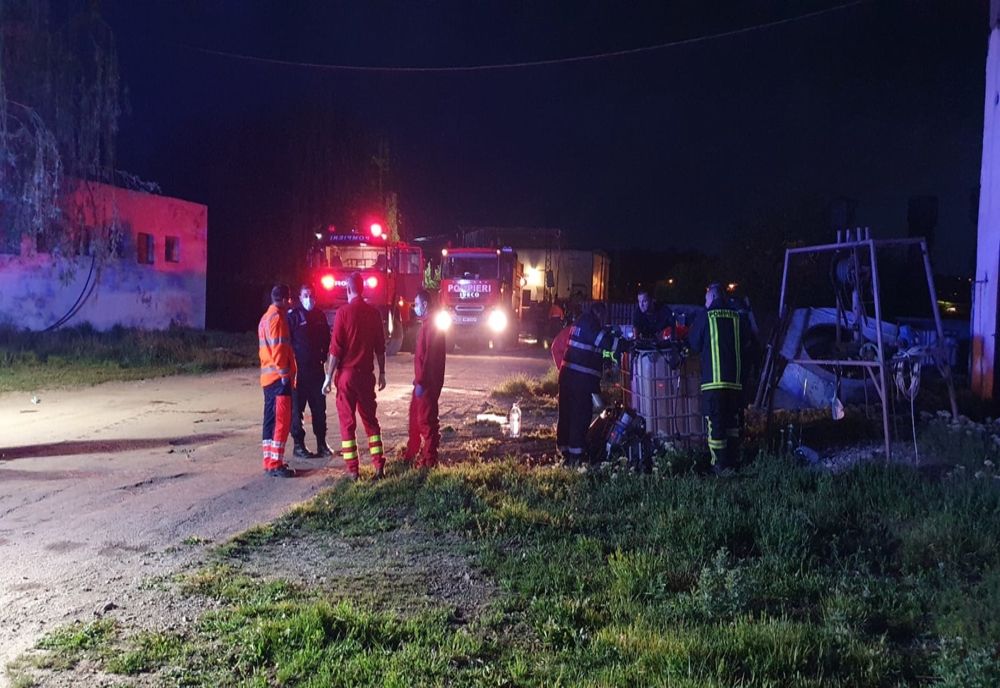 FOTO | Alertă în Turda! Aproape 20 de pompieri au intervenit după ce un butoi cu clor a fost avariat