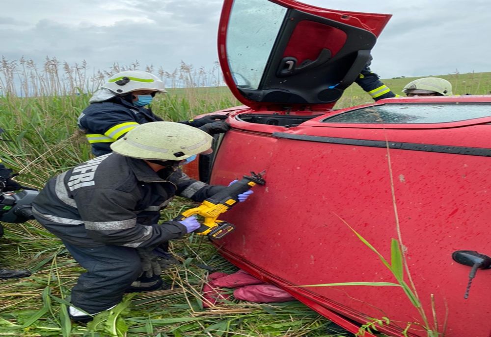 FOTO | Accident la ieşire din Mărtineşti! O tânără s-a răsturnat cu maşina