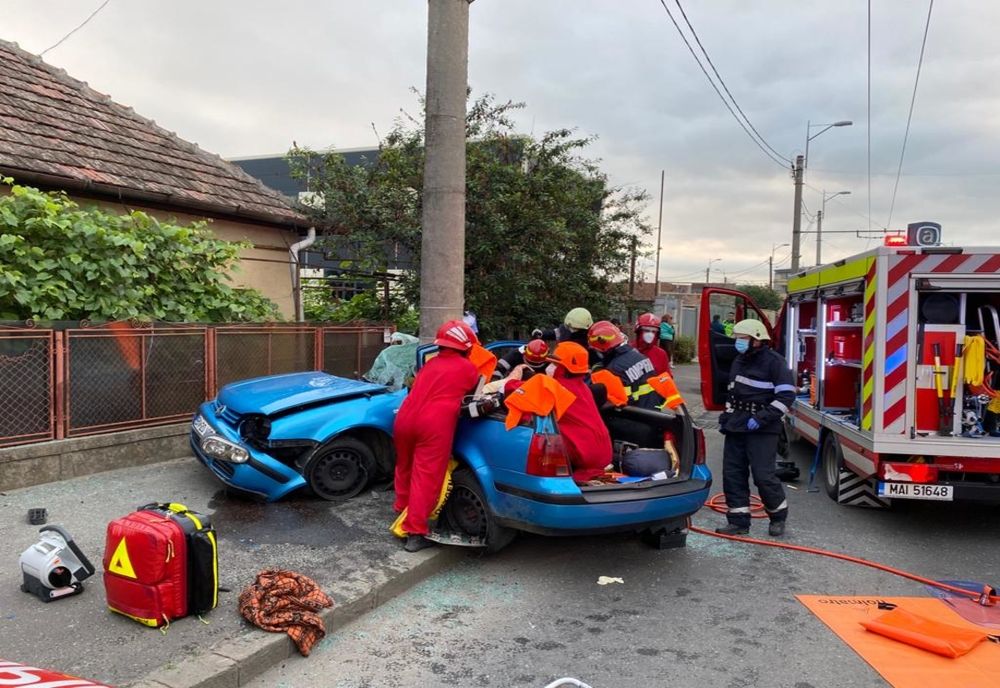 FOTO | Grav accident în Cluj! Trei persoane au fost rănite după ce o mașină s-a rupt în două