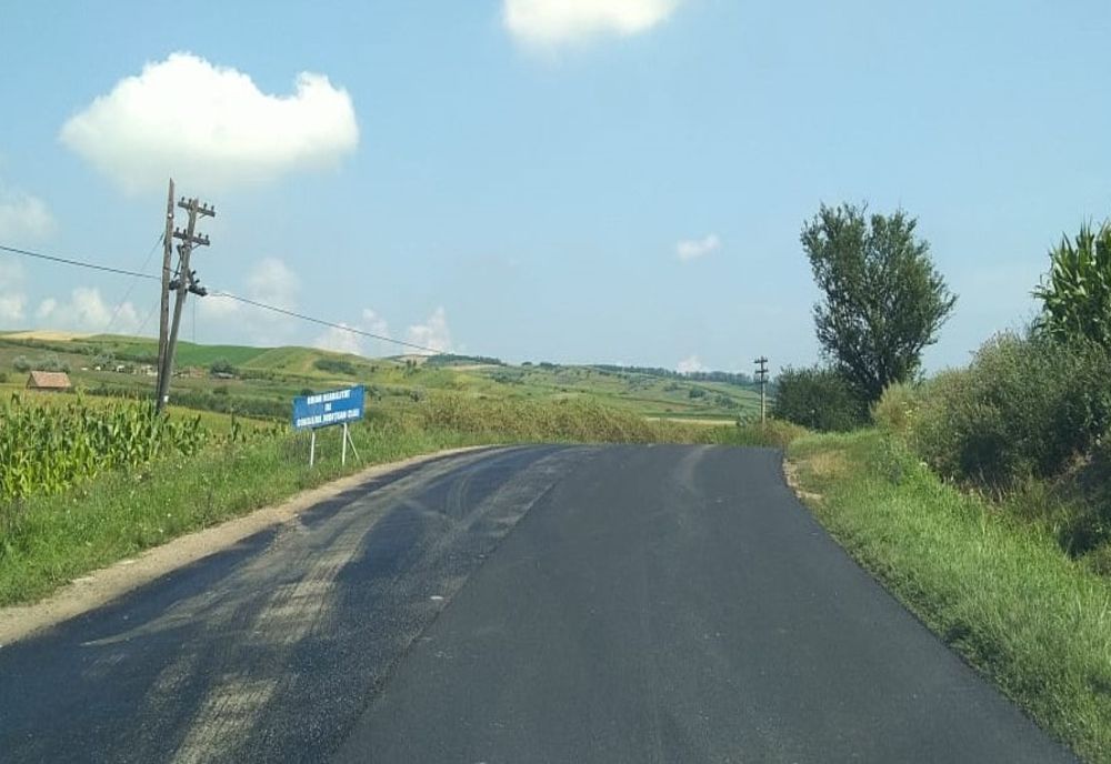 Consiliul Județean a început asfaltarea sectorului de drum județean Viișoara – Ceanu Mare – Frata