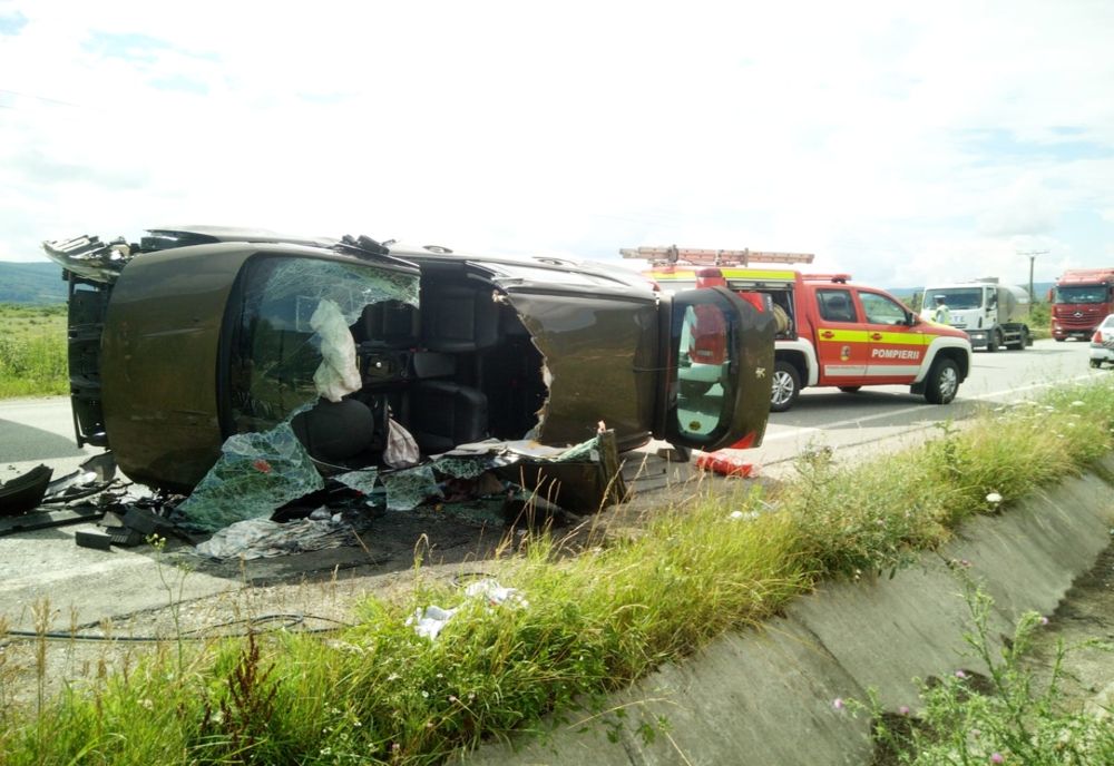 FOTO |  Accident cu două maşini în Câţcău! Una s-a răsturnat