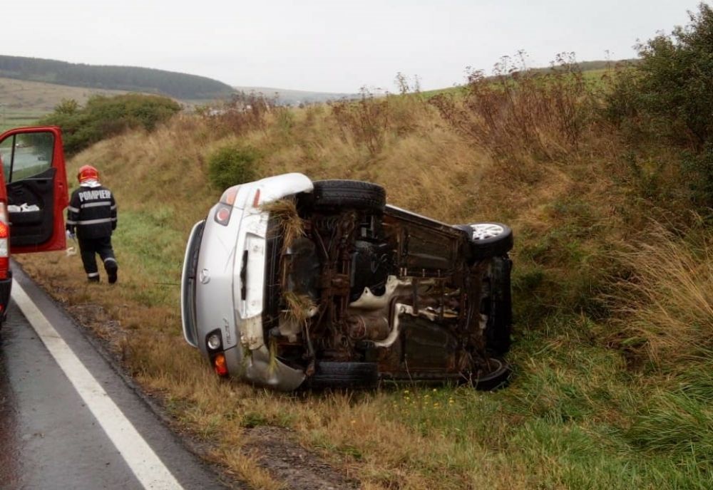 Accident în apropiere de Vâlcele! O şoferiţă s-a răsturnat cu maşina