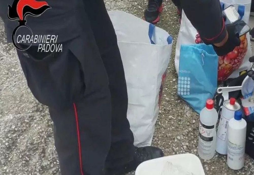 FOTO | Doi români stabiliţi în Italia au fost prinși cu explozibil de același tip cu cel care a fost folosit la atentatele de la Londra și Paris