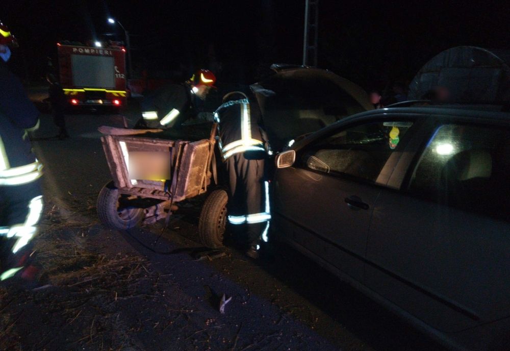 FOTO | Căruţă lovită de o maşină! Calul a murit