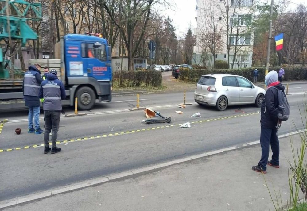 FOTO | Bărbat de 85 de ani aflat pe trotineta electrică, lovit de o maşină