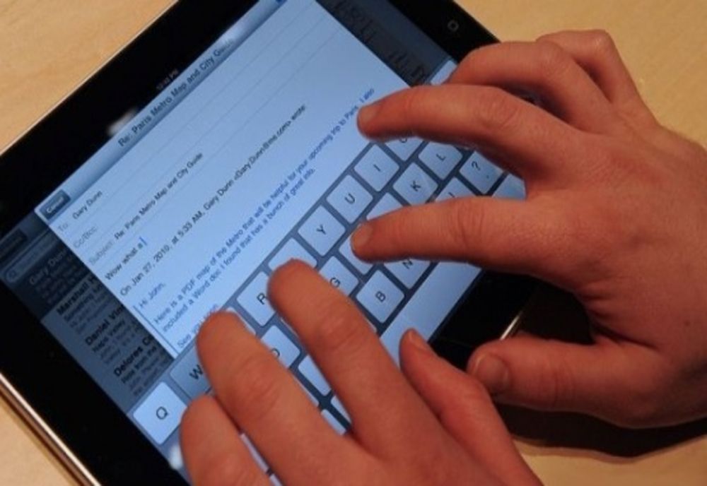 Tablete pentru copii din școlile din județul Cluj, oferite de Fundația UBB
