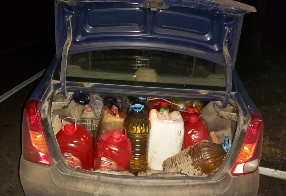 Bărbaţi prinşi în timp ce furau motorină dintr-un vagon de tren